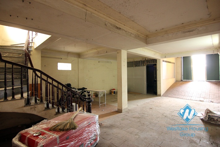 3 floors office for rent in Tayho area.